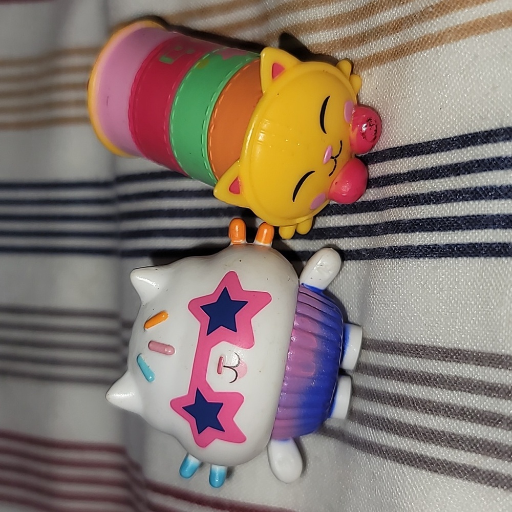 Set of 9 Gabby's Purrfect Dollhouse Playset Pillow, Cakey Cat And Claw Machine